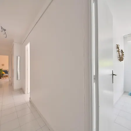 Near Cap D'antibes & Beach Two-bedroom Apartmán